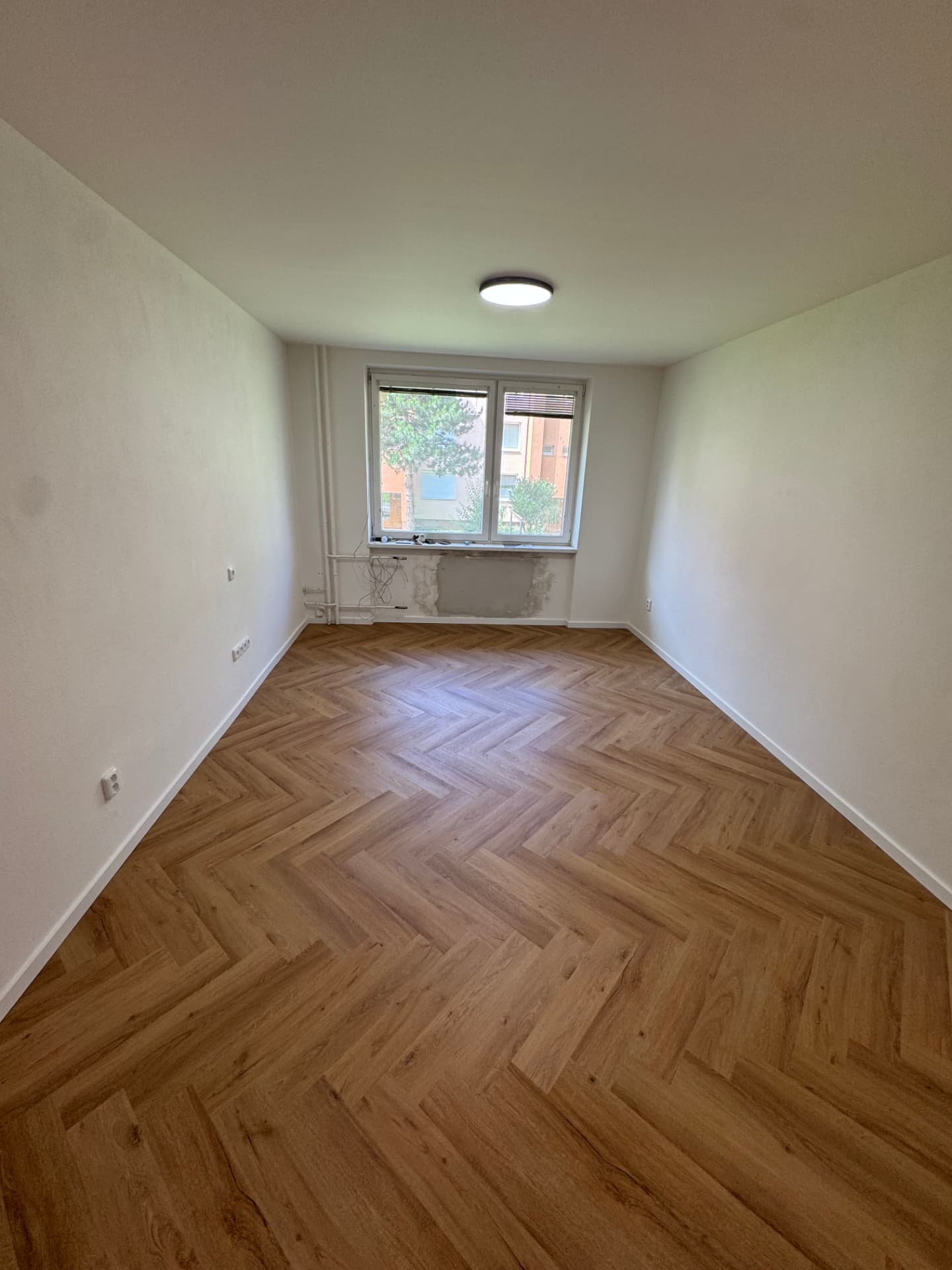 Položená podlaha s dřevěným dekorem v dlouhé místnosti